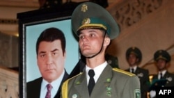 Illýustrasiýa. Türkmenistanyň ilkinji prezidenti Saparmyrat Nyýazow döwlet resmilerinden garamagyndakylaryň "üç arkasyny" barlamagy aç-açan talap edipdi