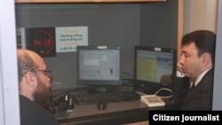 Эдуард Шармазанов (справа) и журналист Армянской службы РСЕ/РС Армен Колоян во время интервью в Праге