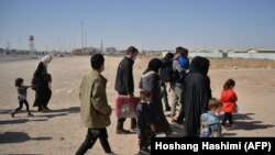 آرشیف، شماری از مهاجرین که از ایران اخراج شده اند