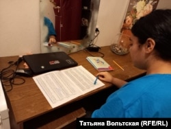 Манижа делает уроки