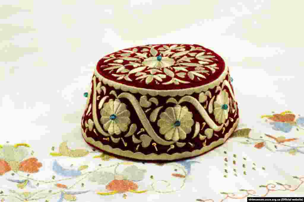 Милли бизәк белән бизәлгән хатын-кыз баш киеме