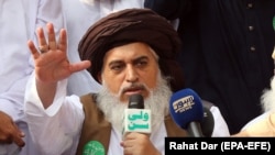 Диниятчы  Хадим Хусейн Ризви нидерланддык саясатчы Гиирт Вилдерске каршы нааразылык жыйынында. Лахор. 2018-жылдын 29-августу. 