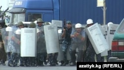 Барымтага алынган тажик жарандарын бошотуу учурунда милиция менен жергиликтүү тургундар кагылыша кетти. Баткен, 22-июнь, 2012.