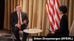 АҚШ мемлекеттік хатшысы Майк Помпео және Азаттық тілшісі Әйгерім Төлеухан. Нұр-Сұлтан, 2 ақпан 2020 жыл.  