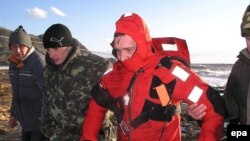 Водолазы пока не смогли оценить, насколько опасен оказавшийся на дне груз серы