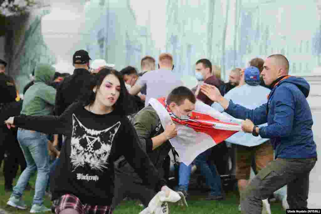 Затрыманьне падчас пратэсту супраць нерэгістрацыі альтэрнатыўных кандыдатаў. Менск. 14 ліпеня.&nbsp;​Людзі ў многіх гарадах Беларусі выйшлі на вуліцы вечарам 14 ліпеня пасьля нерэгістрацыі кандыдатамі ў прэзыдэнты Віктара Бабарыкі і Валера Цапкалы. Праваабаронцы налічылі звыш 250 затрыманых (у тым ліку 15 журналістаў) падчас пратэстаў 14 ліпеня ў розных гарадах Беларусі