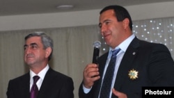 Президент Армении и лидер РПА Серж Саргсян (слева) и лидер партии «Процветающая Армения» Гагик Царукян (архивная фотография) 