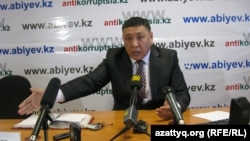 Токберген Абиев на пресс-конференции, организованной после того, как он был найден полицейскими на съемной квартире. Астана, 4 января 2012 года.                                     