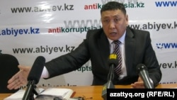 Журналист Токберген Абиев на пресс-конференции в Астане. 4 января 2013 года.                             