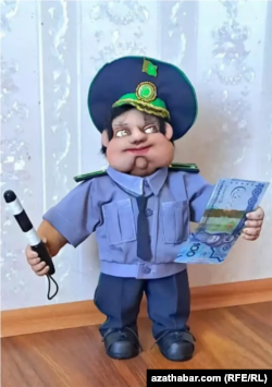 Türkmenistanda polisiýa işgärleriniň para almagyny masgaralaýan suratlar sosial media ulgamlarynda çap edilýär.