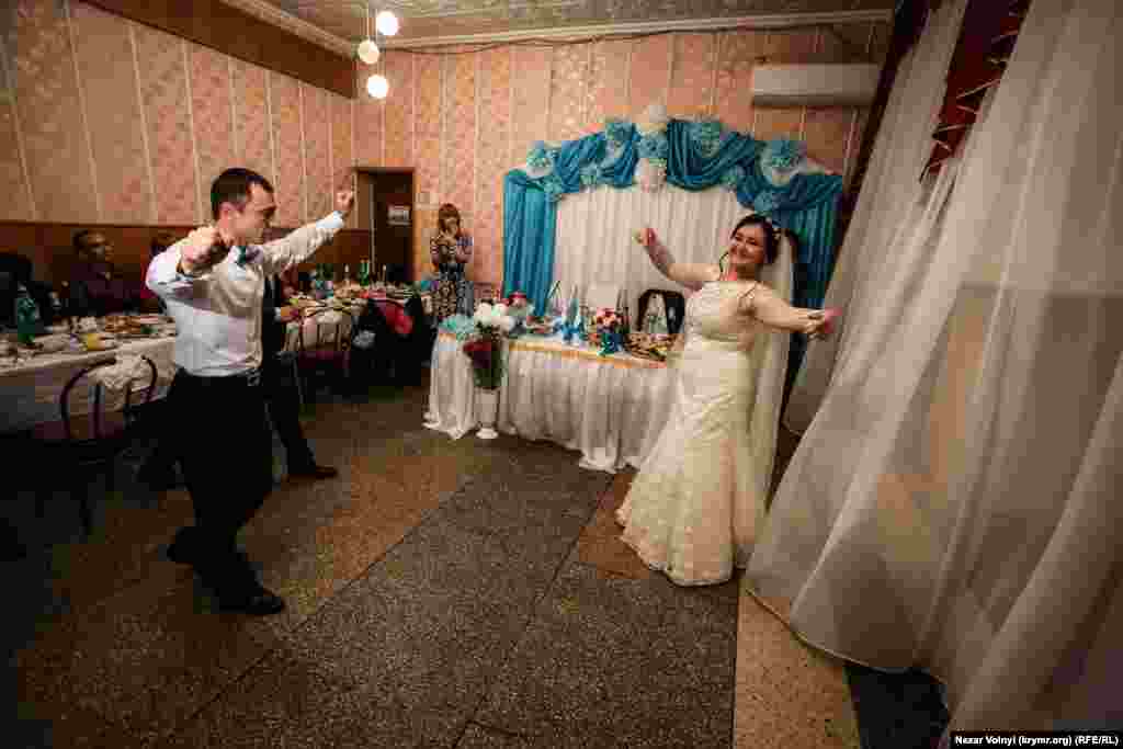 Настає кульмінаційний момент весілля &ndash; танець нареченого і нареченої, який називається &laquo;Аг&#39;ир ава ве Хайтарма&raquo; (Повільний танець і Хайтарма)