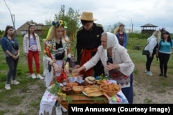 Вчителька презентує страви