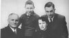 Кирилл (слева) и Глеб (справа) Рары с родителями перед отъездом в Германию. Либава, 1941