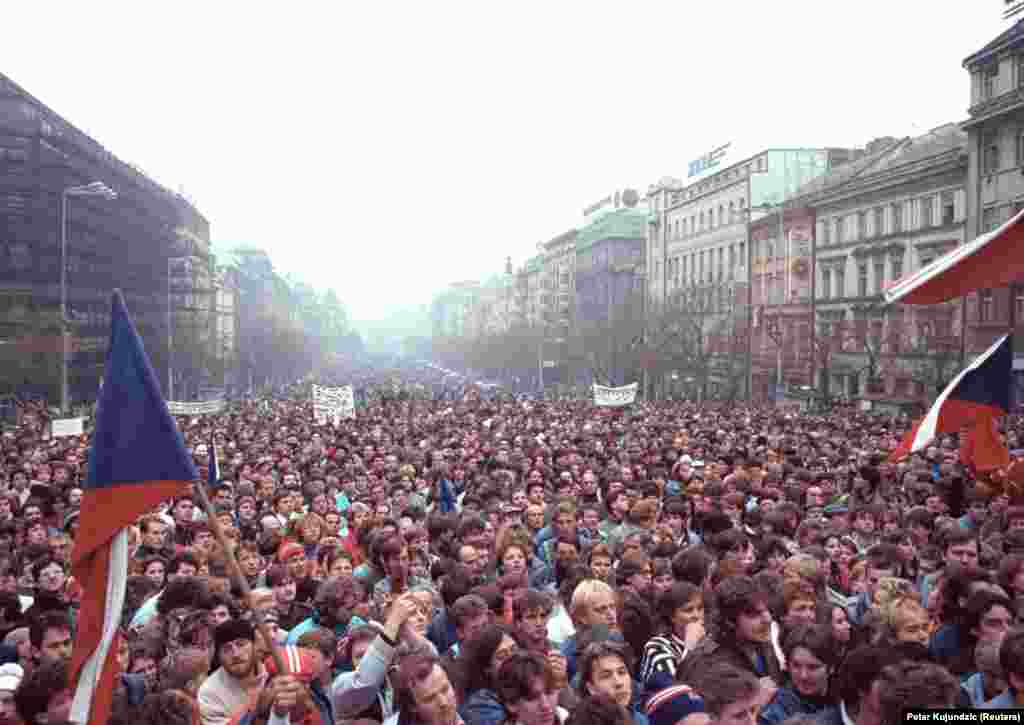 21-nji noýabrda 200 000 gowrak adam Praganyň köçelerine üýşüp, protestleriň bäşinji gününi geçirdi.