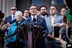 Спікер Палати представників Майк Джонсон виступає перед журналістами в Нью-Йорку, 24 квітня 2024 року