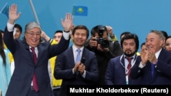 Президент Казахстана Касым-Жомарт Токаев на съезде возглавляемой его предшественником Нурсултаном Назарбаевым партии «Нур Отан», выдвинувшей его кандидатом в президенты. Нур-Султан, 23 апреля 2019 года. 