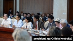 С кем из представителей гражданского общества встретился Жээнбеков 