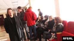 Суд над актывістамі. Максім Вінярскі, Паліна Кур'яновіч і Паліна Дзьякава, група падтрымкі.