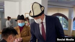 Экс-президент Сооронбай Жээнбеков добуш берүүдө. 2021-жылдын, 11-апрели. 