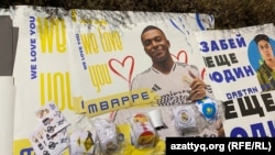 Изображения футболистов Килиана Мбаппе и Дастана Сатпаева у стадиона «Орталык» в Алматы перед матчем «Кайрат» — «Реал». 30 сентября 2025 года