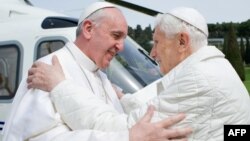 Իտալիա - Բենեդիկտոս 16-րդը (աջից) ողջունում է Պապ Ֆրանցիսկոսին Հռոմի մոտ գտնվող Գոնդոլֆո նստավայրում, 23-ը մարտի, 2013թ.