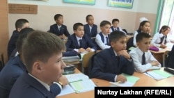 Cабақта отырған оқушылар. Рахат ықшамауданы, Алматы қаласы,  2 қыркүйек 2019 жыл.