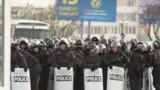 Бойцы специального отряда быстрого реагирования на центральной площади Ынтымак города Актау. 20 декабря 2011 года. 