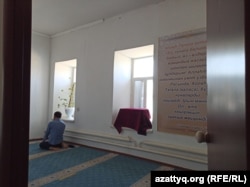 Верующий молится в старой мечети Жымпиты