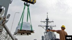 Разгрузка гуманитарной помощи с борта американского военного корабля в порту Батуми