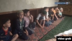 Өзбекстандагы диний билим берүү тууралуу тасмадан алынган кадр. 