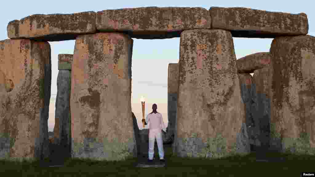 АКШның элекке Олимпия спортчысы Майкл Джонсон Стоунһэндж янында Олимпия уты белән