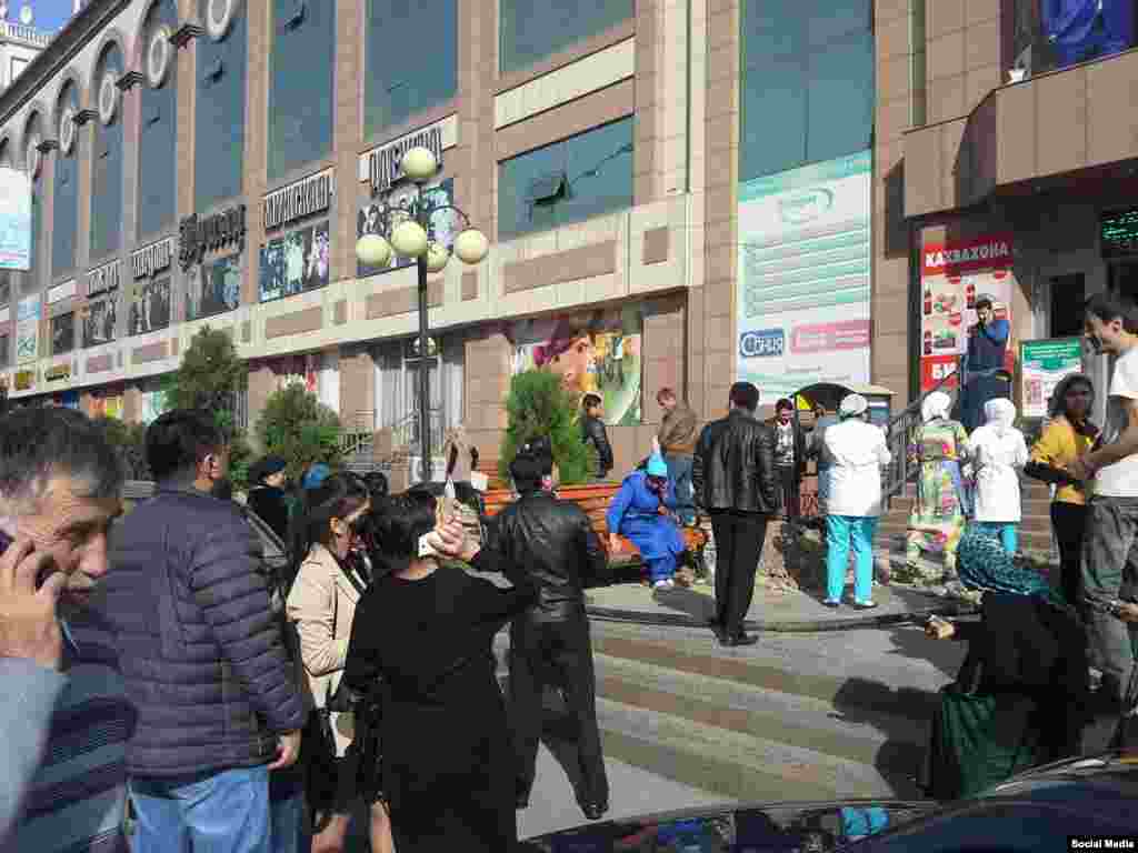 Тажикстандын борбору Дүйшөмбү шаарынын тургундары.&nbsp;​Тажикстанда силкинүүнүн күчү 6 баллга жеткен. Ошондой эле Өзбекстандын, Казакстандын жана Кыргызстандын көпчүлүк аймактарында да бүгүнкү зилзаланын күчү 4-5 баллга жеткени кабарланууда.&nbsp;