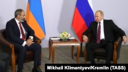 Нікол Пашинян і Володимир Путін на зустрічі в Сочі, Росія, 14 травня 2018 року