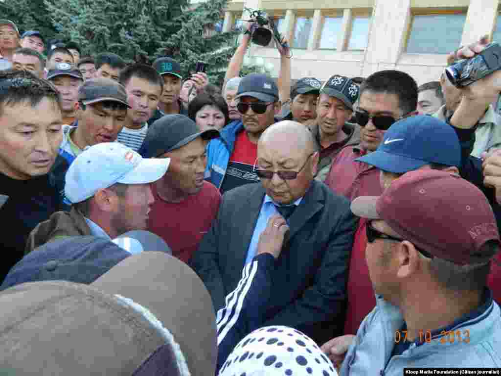 В то время, когда полномочный представитель правительства разговаривал с кредиторами банков, на площадь прибыли около 50-60 конников. Они представились жителями Джети-Огузского района.   