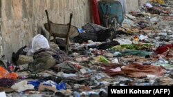 Вещи, оставшиеся на месте смертоносных взрывов в кабульском аэропорту, ответственность за которые взяла на себя  группировка «Исламское государство в Хорасане»,  26 августа 2021 года