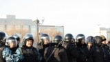 Полицейские, в пластиковых касках и бронежилетах, вооруженные резиновыми дубинками, на центральной площади города. Актау, 18 декабря 2011 года.
