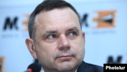 Հայաստանում Ֆրանսիայի արտակարգ և լիազոր դեսպան Ժան-Ֆրանսուա Շարպանտիեն մամուլի ասուլիսում: Երևան, 4-ը փետրվարի, 2015 թ․