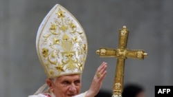Рим папасы Ватиканда диний жөрөлгө өткөрүүдө. 24-декабрь, 2011-жыл. 