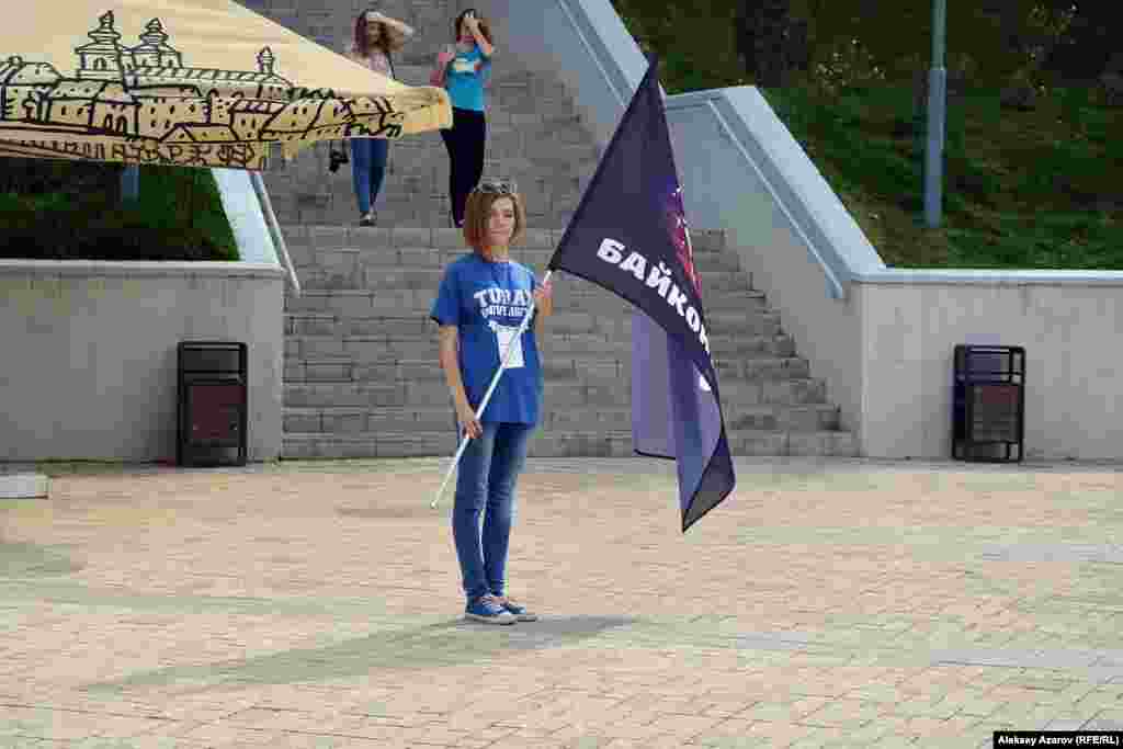 Гостей кинофестиваля &laquo;Байконур&raquo; на Коктобе встречали девушки-волонтеры с флагом фестиваля в руках. &nbsp;