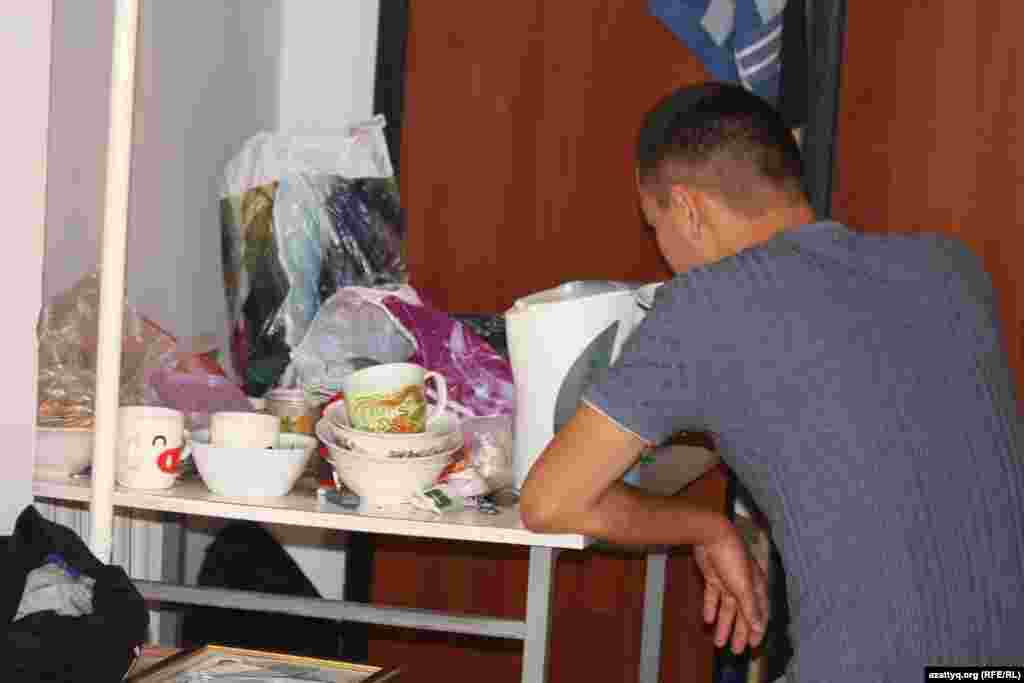 Обед в комнате студенческого общежития.