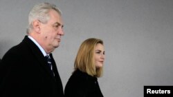 Екс-прем’єр Земан та його донька на виборчій дільниці