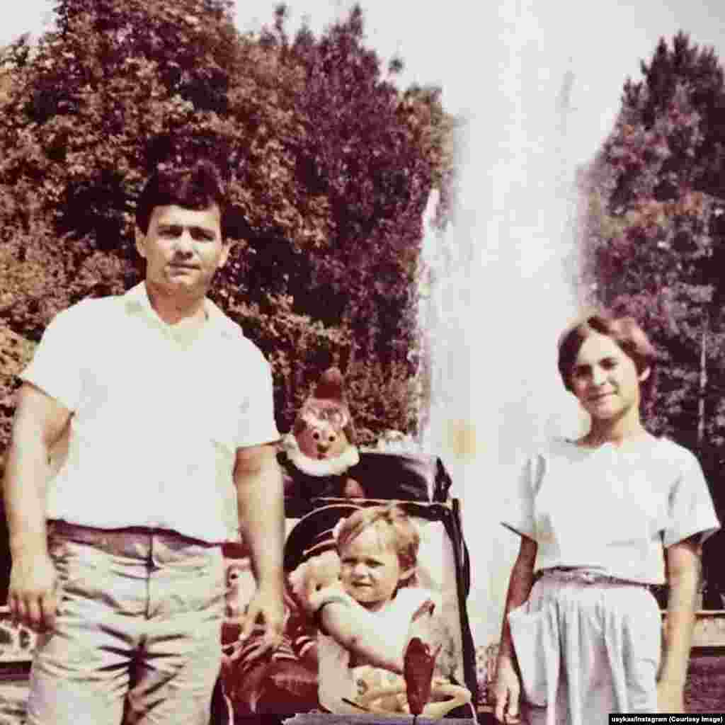 Усик в детстве с отцом и старшей сестрой.Бедность разрушила детскую мечту Усика стать профессиональным футболистом. Отец сказал ему, что семья больше не может позволить себе оплачивать тренировки и форму. Мальчику предложили заняться боксом