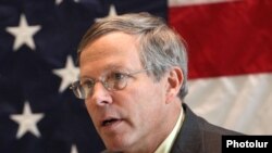 Հայաստանում Միացյալ Նահանգների արտակարգ եւ լիազոր դեսպան Ջոն Հեֆերնը: