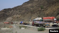 آرشیف: موترهای باربری در مرز تورخم