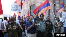 Ղարաբաղյան պատերազմի վետերանները բողոքի ակցիա են անցկացնում կառավարության շենքի մոտ, արխիվ