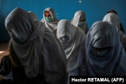 Owganystanyň Paktik welaýatyndaky ýerli mekdep. 2021-nji ýylyň noýabry. Bu ýere entek aýallar gelip bilýärler.