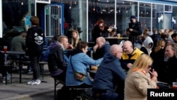 Країна знову відмовляється від масок, COVID-паспортів і обмеженого часу роботи барів і ресторанів після першого експерименту зі зняттям усіх обмежень у вересні-листопаді