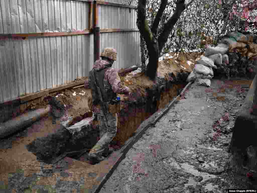 Боєць заходить в окоп