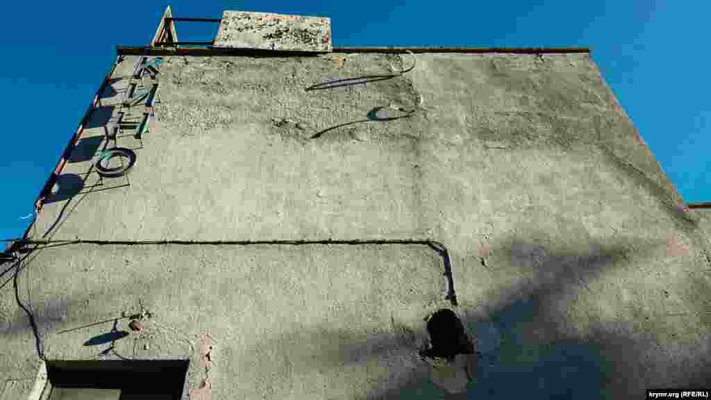 Будівля кінотеатру, схоже, знеструмлена і без зовнішніх вентиляційних труб