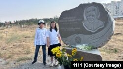 Бекбосун Жайчыбековдун неберелери анын эстелигинин жанында. 6-сентябрь, 2025-жыл.